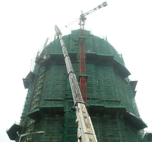 泰州吊车在工地上作业